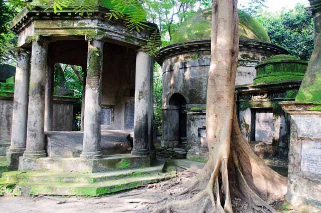 South Park Cemetry Kolkata - Scariest Place in India